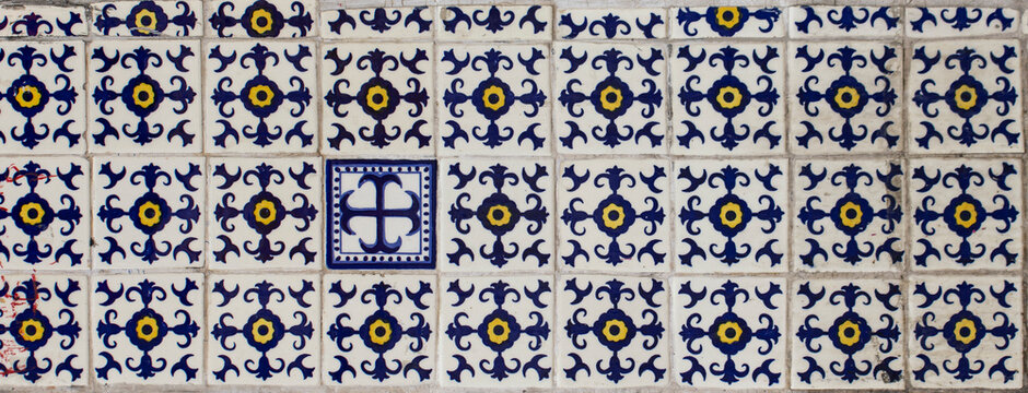 Detalle frontal de muro pintado de color blanco deslavado, textura y desgaste natural. Concreto decorado con acabado rustico y raspado. Pared antigua tradicional con dise&ntilde;o de la epoca colonial.