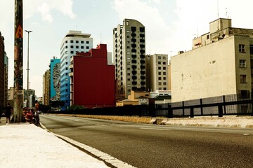 Prédios sobre viaduto no centro da cidade de São Paulo, Brasil. 