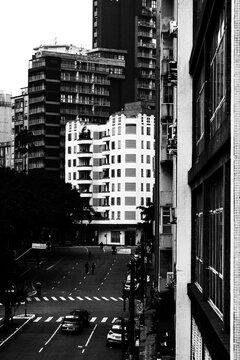 Janelas, varandas, grades, vidra&ccedil;as, paredes, grafites e cores de pr&eacute;dios do centro hist&oacute;rico da cidade de S&atilde;o Paulo. 