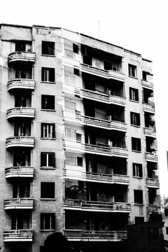 Janelas, varandas, grades, vidra&ccedil;as, paredes, grafites e cores de pr&eacute;dios do centro hist&oacute;rico da cidade de S&atilde;o Paulo. 