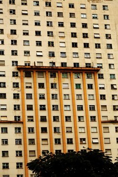 Janelas, varandas, grades, vidra&ccedil;as, paredes, grafites e cores de pr&eacute;dios do centro hist&oacute;rico da cidade de S&atilde;o Paulo. 