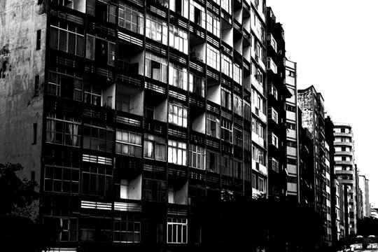 Janelas, varandas, grades, vidra&ccedil;as, paredes, grafites e cores de pr&eacute;dios do centro hist&oacute;rico da cidade de S&atilde;o Paulo. 