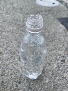 水の入ったペットボトル（透明、キャップ無し）