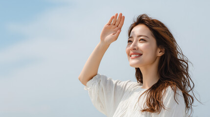 ナチュラルメイクの笑顔のロングヘアの日本人の女性の夏のイメージ