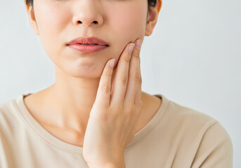 歯の痛みをこらえている女性