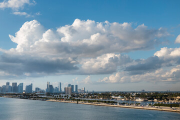 Obraz premium View of the city from a cruise ship in Florida