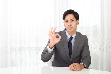 微笑む若いビジネスマン