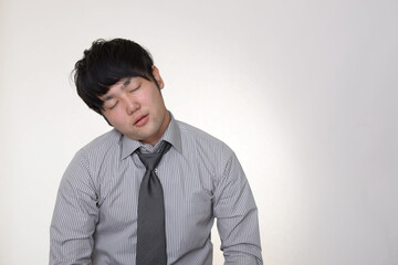 疲れた表情の男性