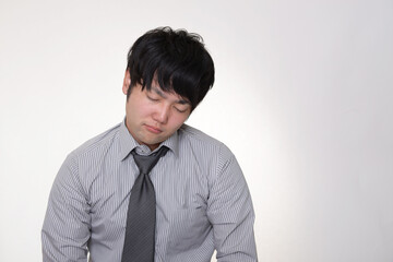 疲れた表情の男性