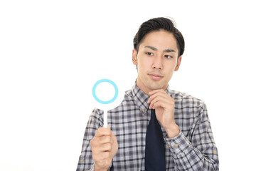 判定マークを持つ男性