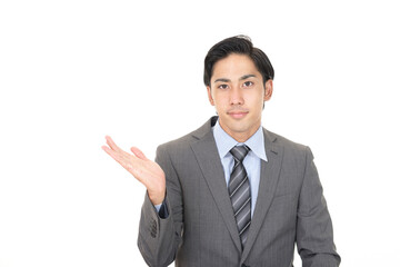 手で案内する男性