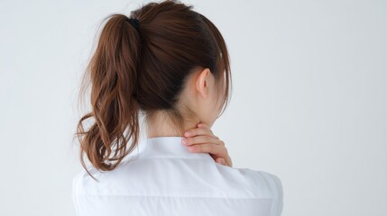 首を抑える制服を着た女性