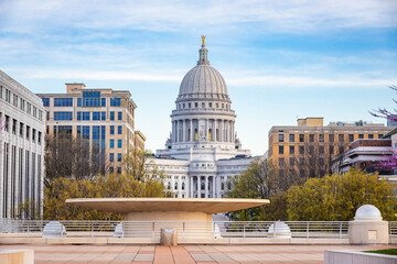 Obraz premium View of Capitol Building from Monona Terrace