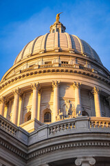 Obraz premium Scenic View of Madison Capitol at Sunset