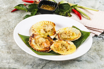Griiled scallops in shell with cheese