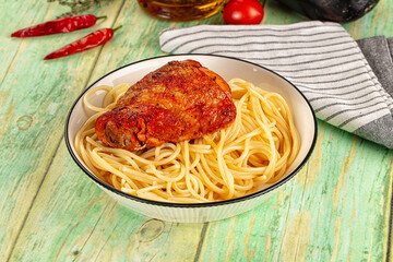 Pasta spaghetti with chicken thighs