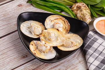 Grilled scallops with cream cheese