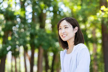 新緑の中ウォーキングする女性