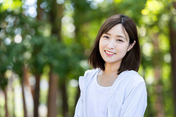 新緑の中ウォーキングする女性