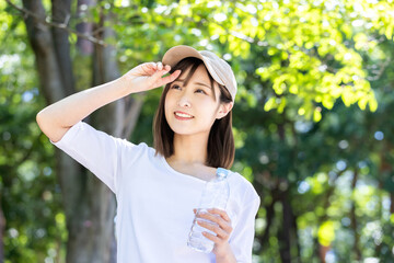 公園で水分補給する女性