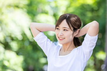 髪の毛をしばる女性
