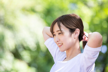 髪の毛をしばる女性
