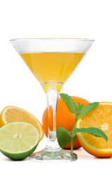 Pomarańczowy drink w kieliszku do martini, obok przekrojone na pół soczyste owoce cytrusy