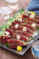 薬味たっぷりの鰹のたたき