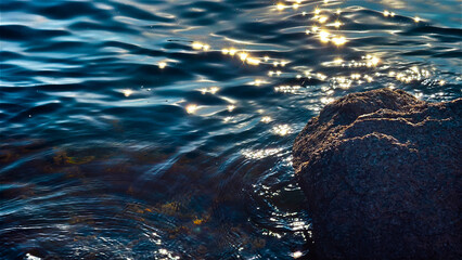 朝日の光を浴びてキラキラと光る海の波景色