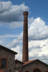 Haute cheminée et toits d'une vieille usine