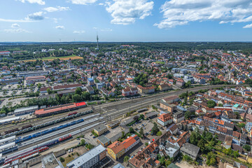 Obraz premium Ansbach, Bezirkshauptstadt von Mittelfranken, im Sommer - Blick über den Bahnhof nach Südwesten