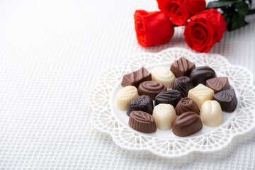 バラとチョコレートで彩るバレンタインの贈り物とコピースペース