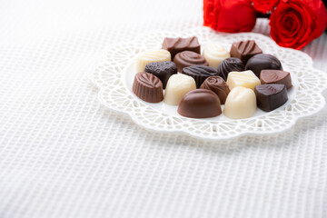 バラとチョコレートで彩るバレンタインの贈り物とコピースペース