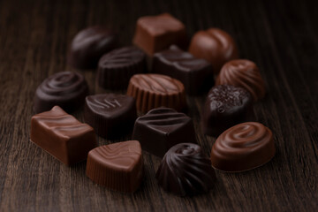 木目テーブルに並ぶ高級チョコレートのアソート