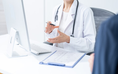 診察する医師　男性患者