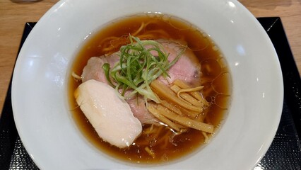 2種類のチャーシューが乗った醤油ラーメン