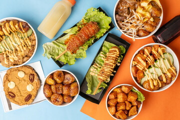 Assortiment de poke bowls et boissons