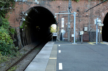 トンネルと駅