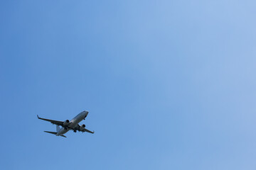 青空を飛ぶ旅客機