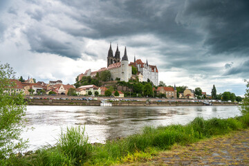 Blick vom Ufer der Elbe auf die Stadt Meißen und die Albrechtsburg mit Dom