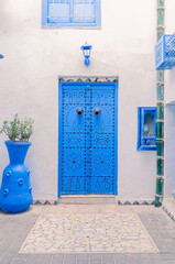 Porte colorée à Sidi Bou Saïd, village coloré en bleu et blanc, et touristique de Tunisie.	