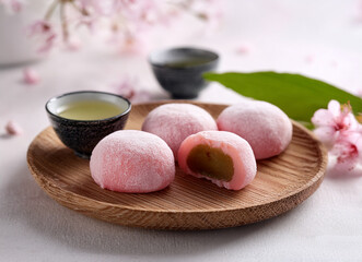 Rosa Mochi mit Füllung, früner Tee und Kirschblüten, runder bambus Teller, 