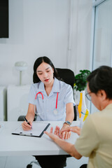 Asian female doctor uses knee joint model to show anatomy Diagnose conditions such as osteoarthritis and treat them. Including surgery