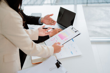 Two businesspeople are meeting in a meeting room, having a nice conversation.