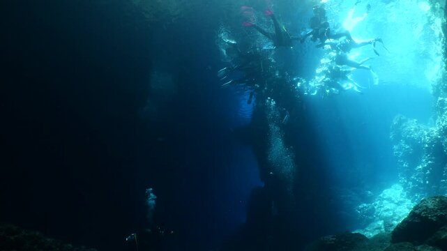 people are making a circle to make a pose for fotograph in an underwater cave