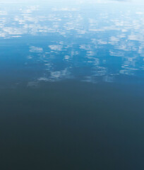 6月の水辺　水面に反射する青空と白い雲01