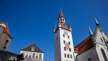 Obraz premium Munich's Frauenkirche and surrounding architecture on a bright day