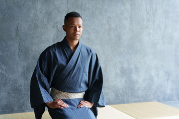 浴衣を着て正座する外国人観光客