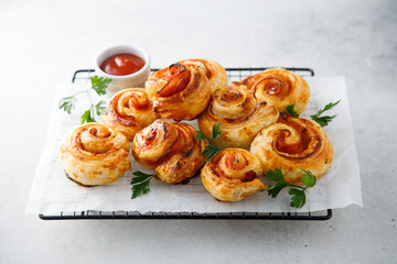 Puff pastry swirls with ham and cheese