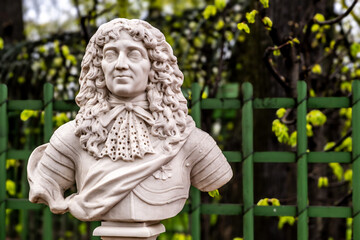Obraz premium Bust of the Duke of Brandenburg in the summer garden of St. Petersburg.